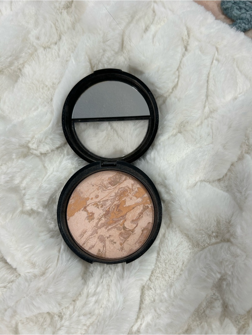 Laura Geller Baked Balance N Brighten powder foundation in Fair - Picture 2 of 3